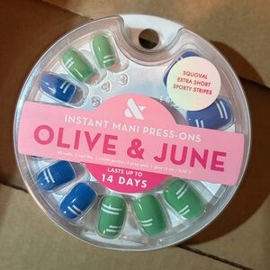 Olive & June Instant Mani Press-Ons Extra Short Squoval Sporty Stripes